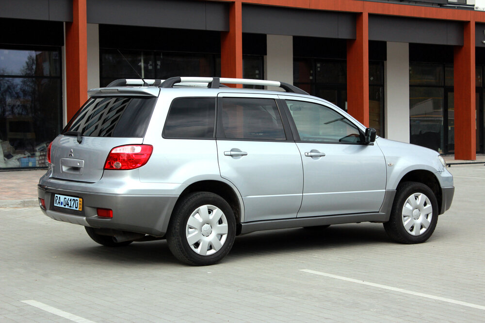 2006 Mitsubishi Outlander._shutterstock 1977012491