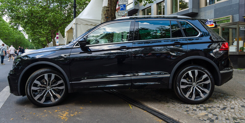 2016 Volkswagen Tiguan_shutterstock 446130889