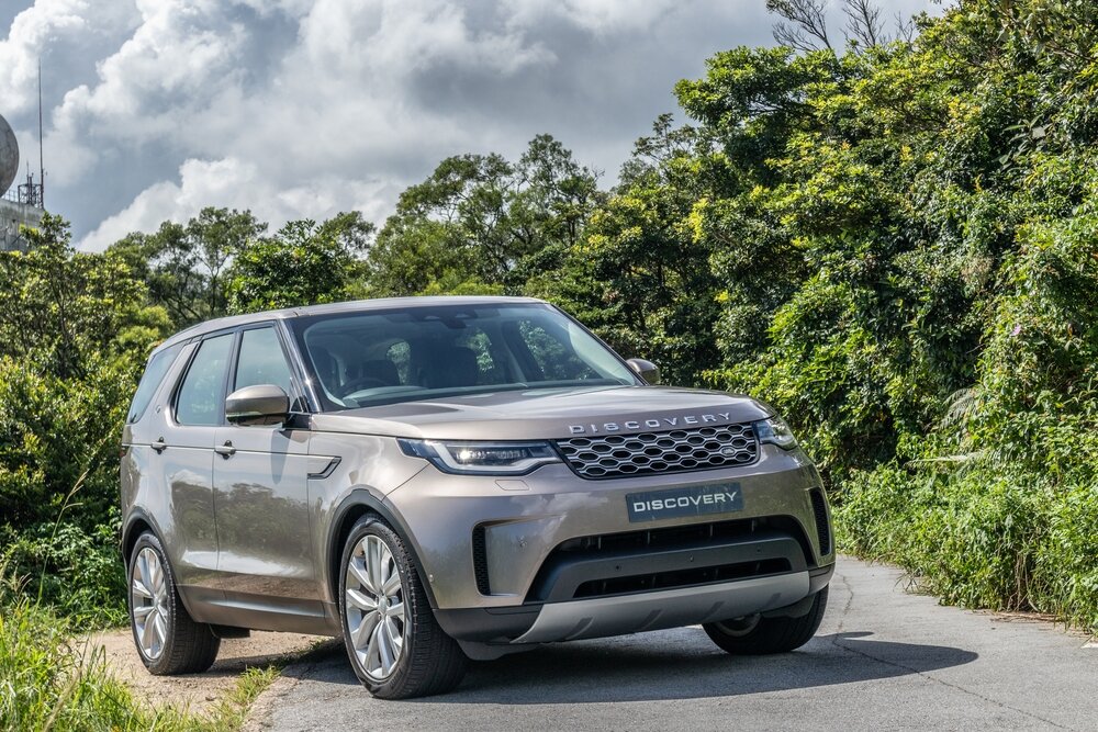 2021 Range Rover Discovery_shutterstock 2118656873
