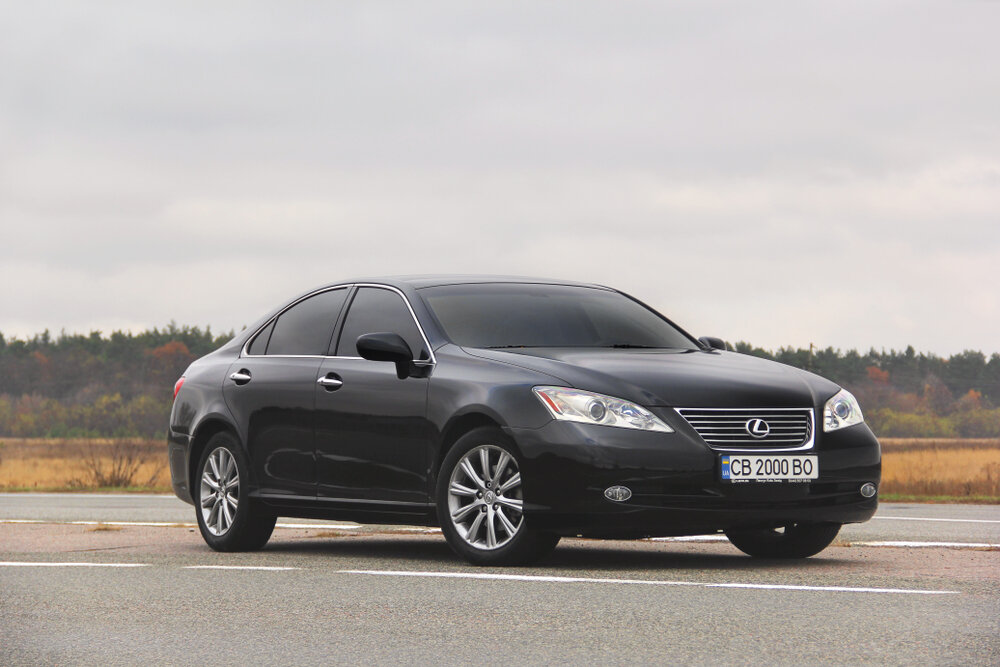 Lexus ES 350_shutterstock 1240663357