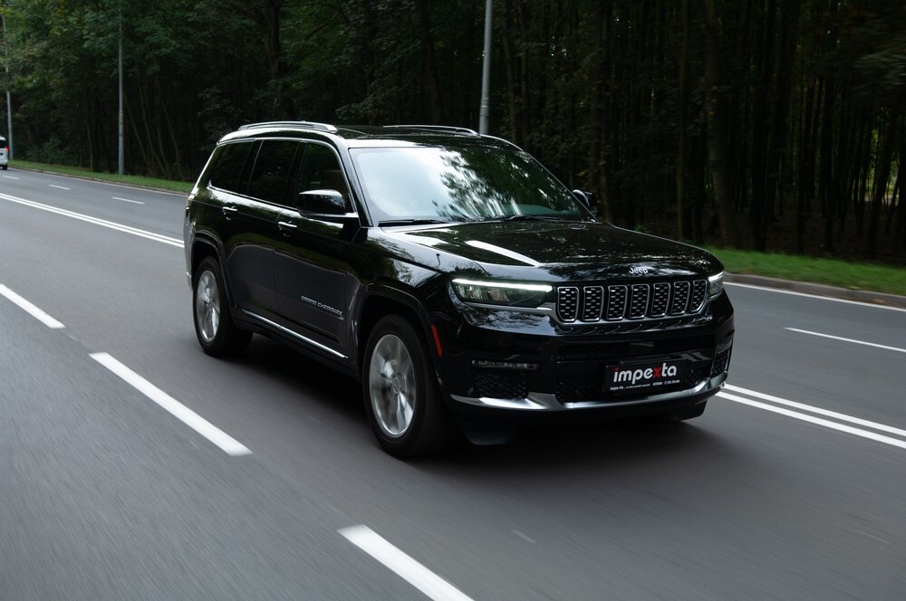 Jeep Cherokee_shutterstock 2056667885