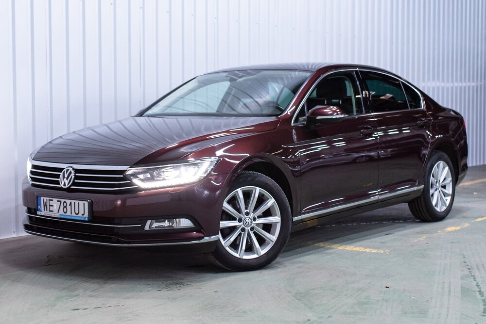 2018 Volkswagen Passat_shutterstock 2055616706