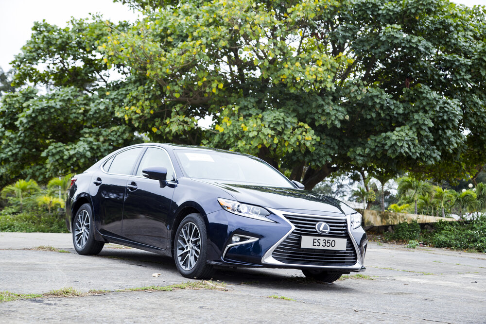 2015 Lexus ES 350_shutterstock 455342212