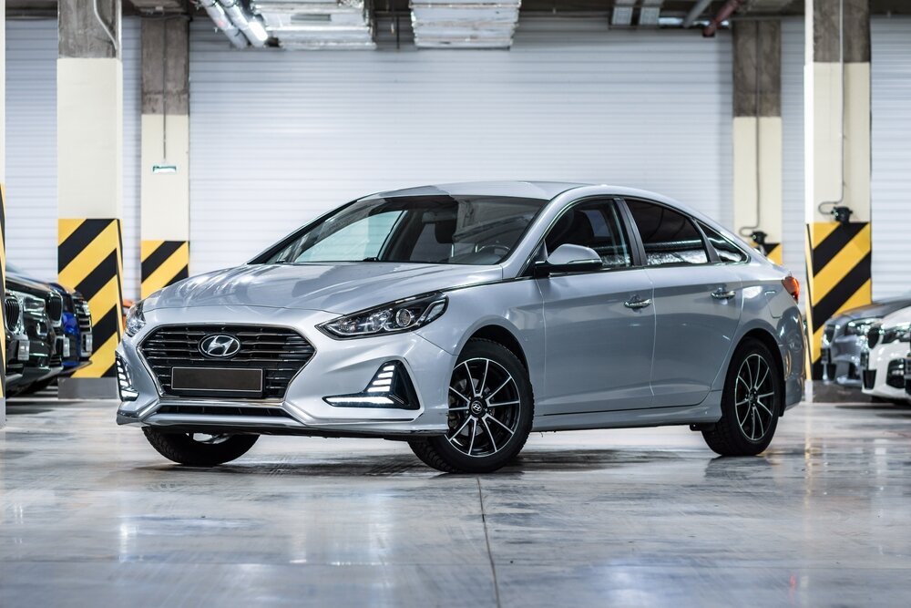 Hyundai Elantra_shutterstock 2080995313