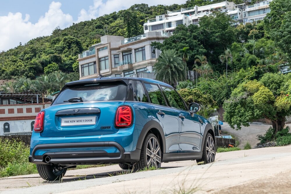 2021 Mini Cooper_shutterstock 2118658478