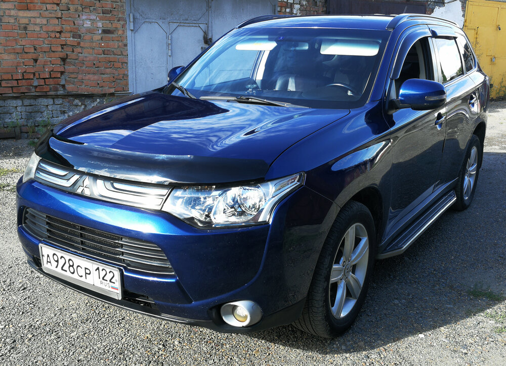 2012 Mitsubishi Outlander parked in a parking space._shutterstock 2025099713