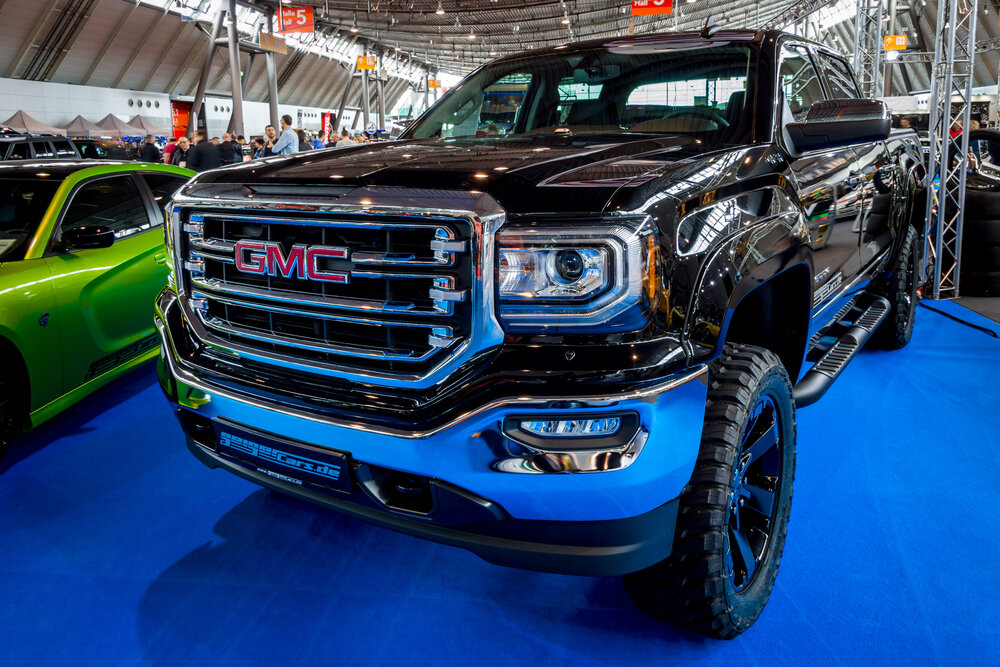 2017 GMC Sierra 1500 Crew Cab SLT_shutterstock 620738771