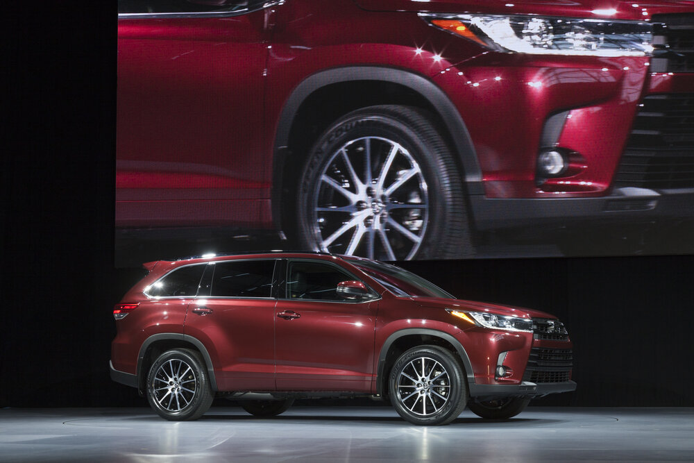 2017 Toyota Highlander_shutterstock 395351725