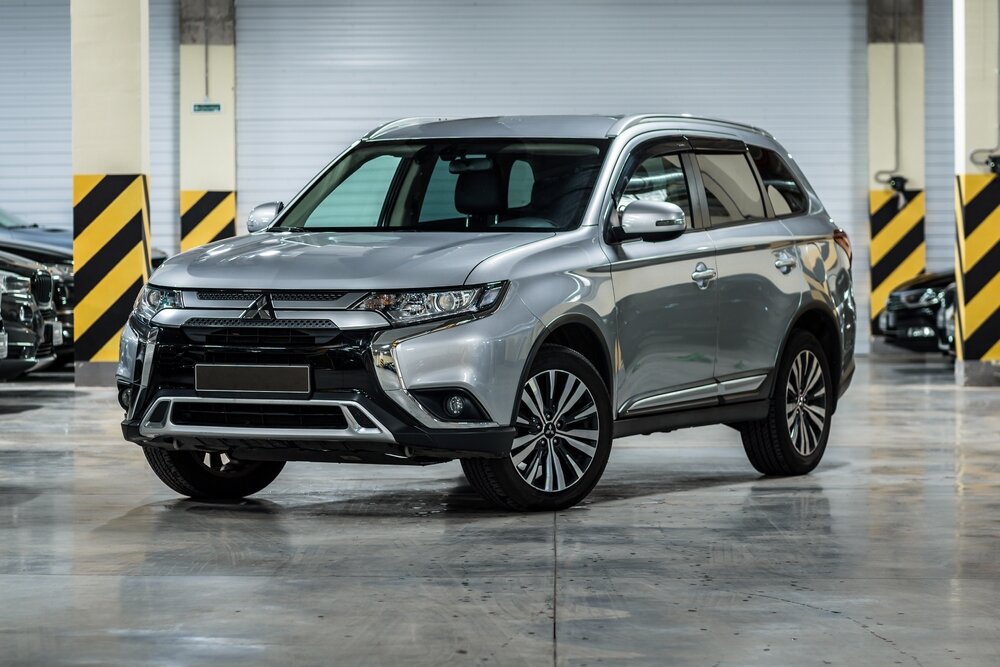 Mitsubishi Outlander_shutterstock 2065519454