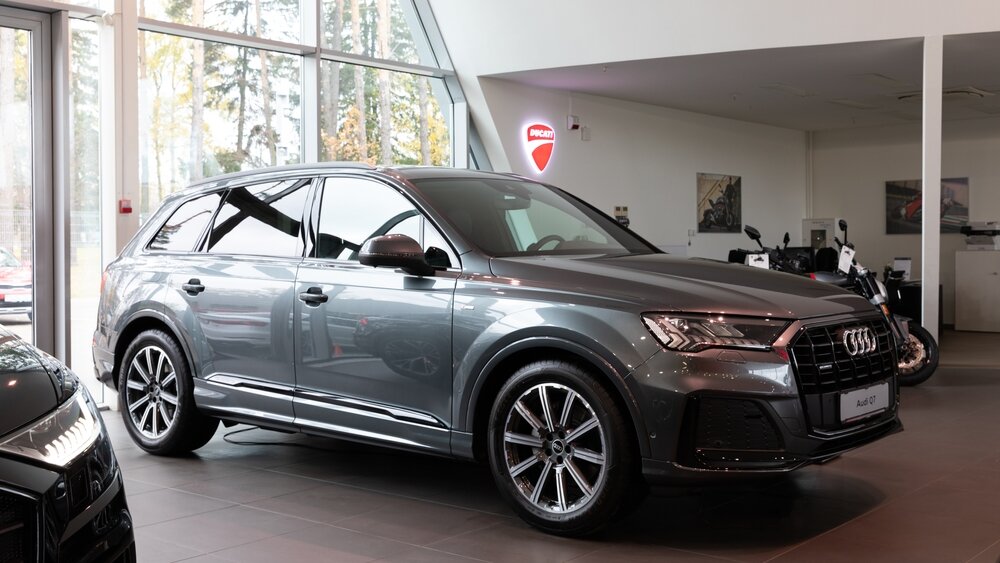 2022 Audi Q7_shutterstock 2112332765