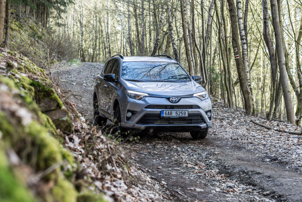 2018 Toyota RAV4 Hybrid_shutterstock 1131883697