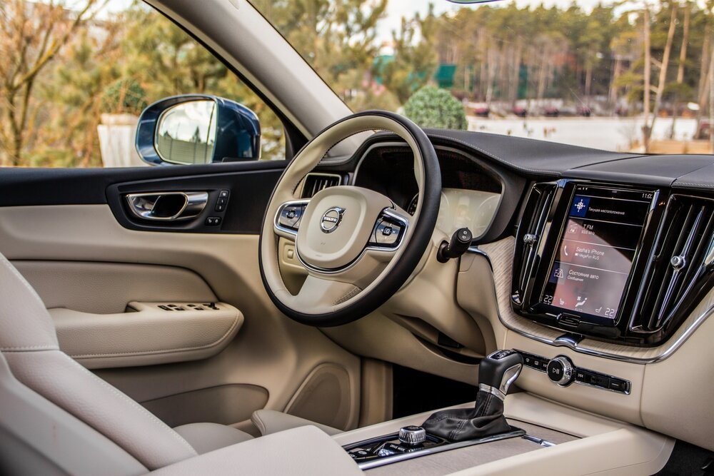 2021 Volvo XC60_shutterstock 2061054149