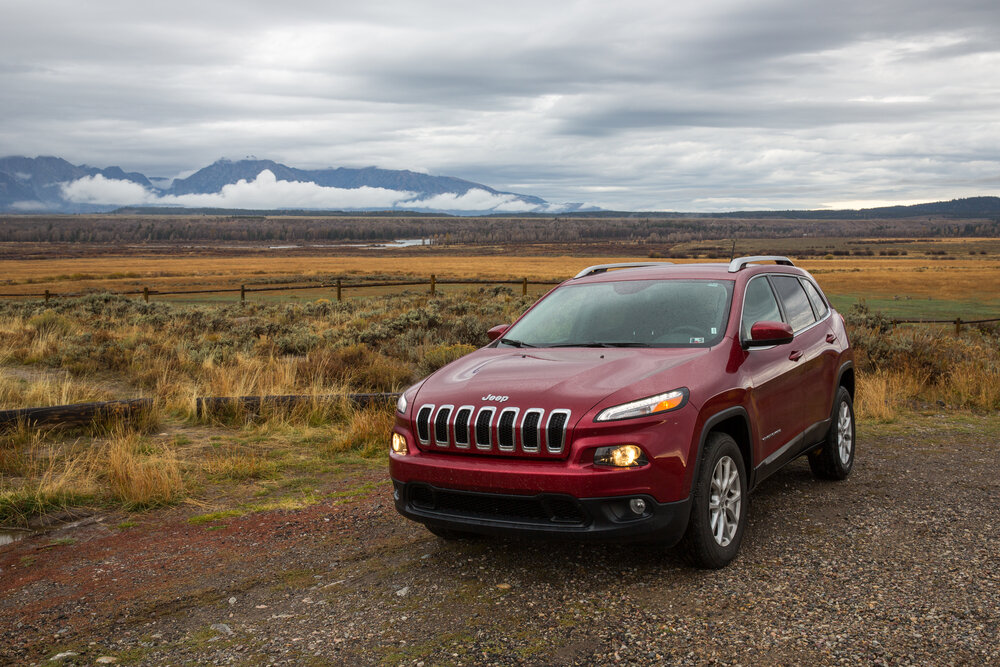 2015 Jeep Grand Cherokee_shutterstock 327411845
