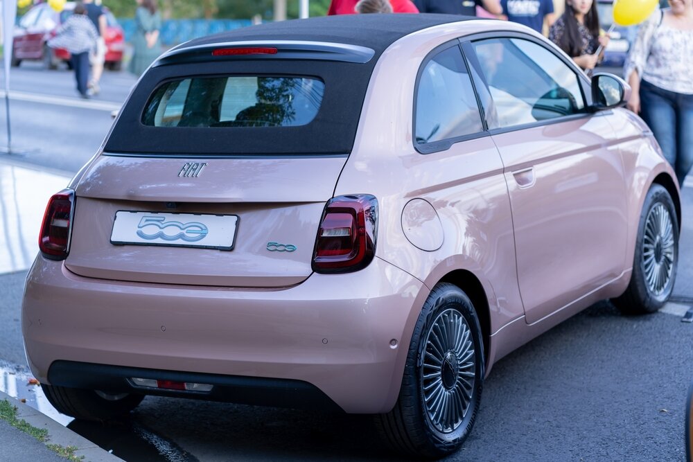 2021 FIAT 500e_shutterstock 2102453641
