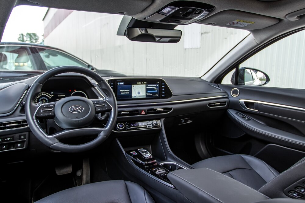 2021 Hyundai Sonata Interior View_shutterstock 2079224773