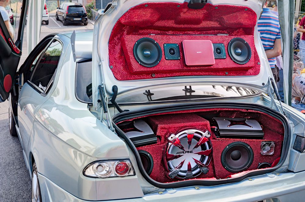 aftermarket_stereo_in_car_trunk_shutterstock_112123484