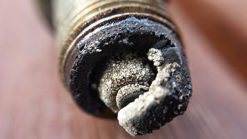 carbon_on_spark_plug_shutterstock_661144765