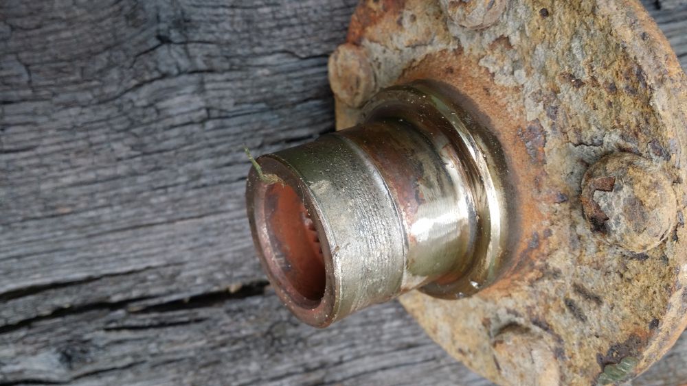 Damaged wheel hub caused old and worn wheel bearing