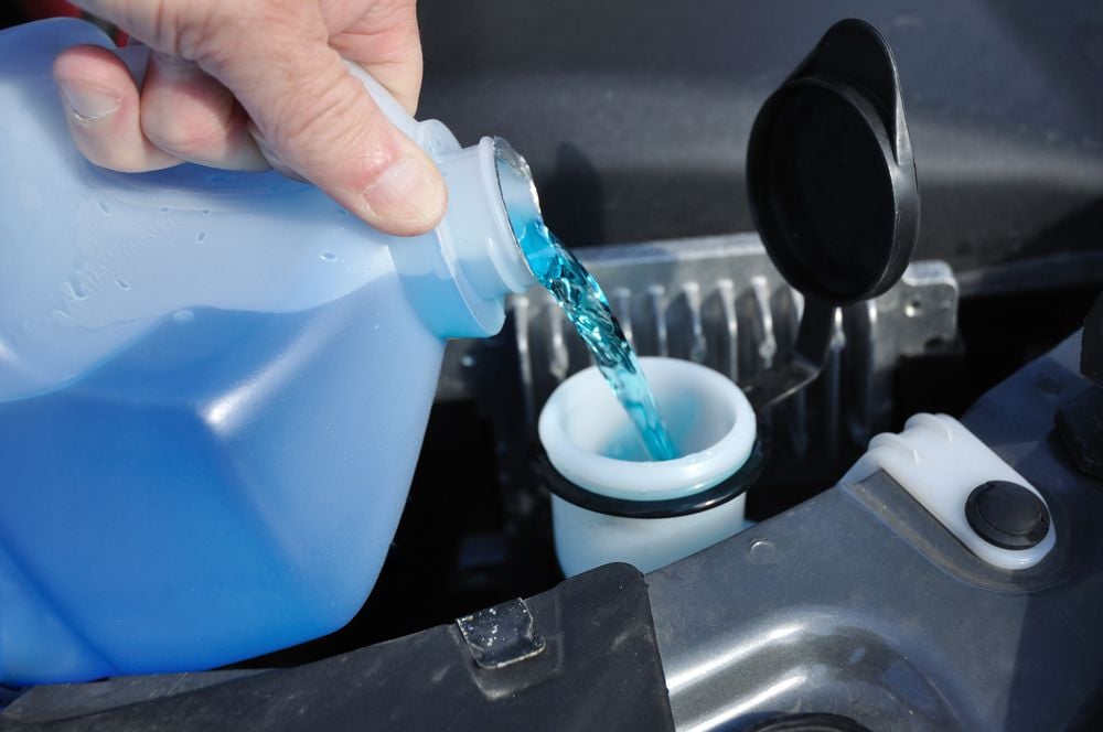 filling_reservoir_with_windshield_washer_shutterstock_79374502