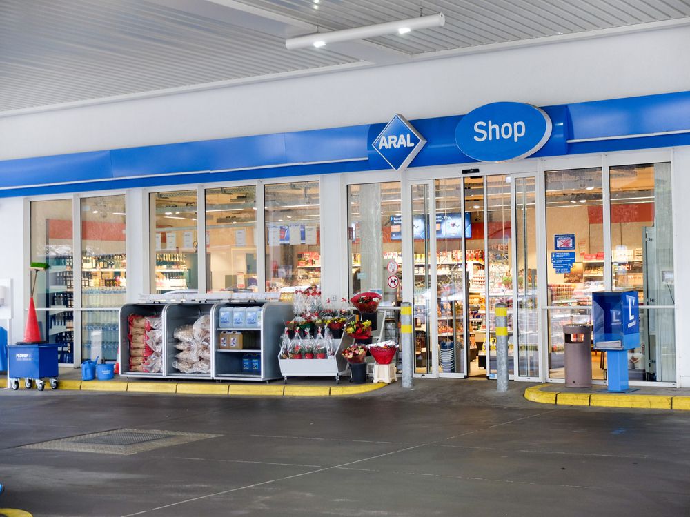 gas_station_store_shutterstock_1669912639