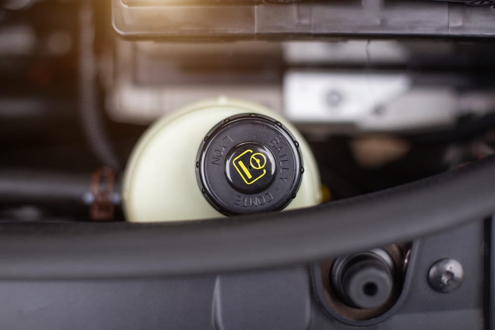 The power steering reservoir is denoted by a steering wheel symbol.