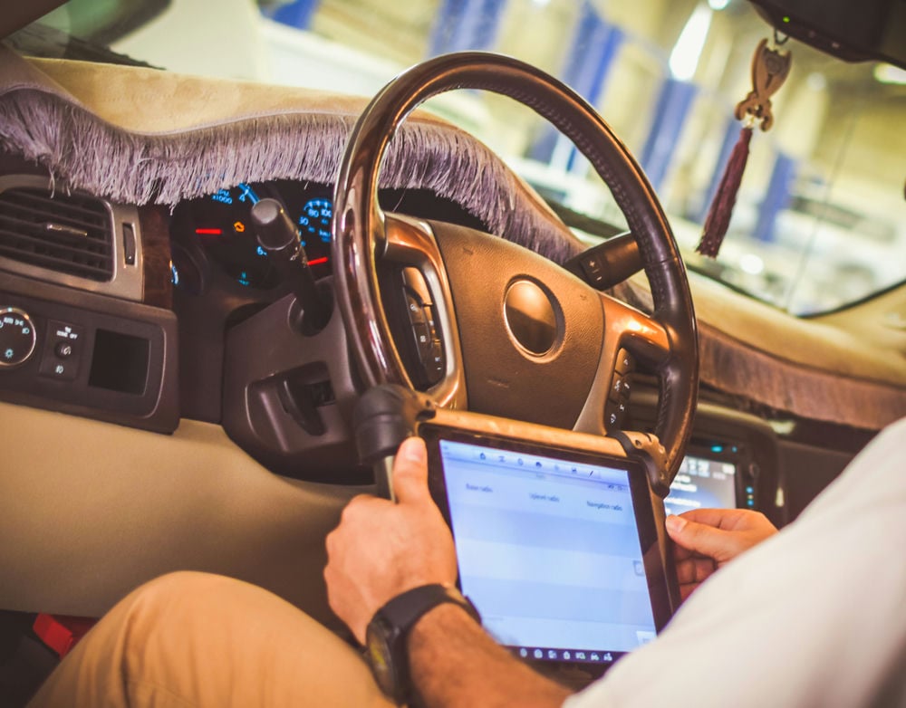 scanning_codes_while_a_car_is_running_shutterstock_1023649786