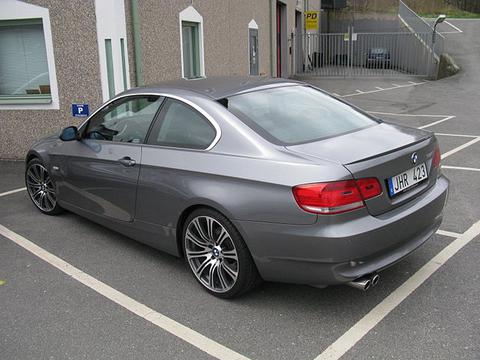 <a href="https://commons.wikimedia.org/w/index.php?curid=37766995" target="_blank">By nakhon100 - BMW 325i Coupé, CC BY 2.0</a>