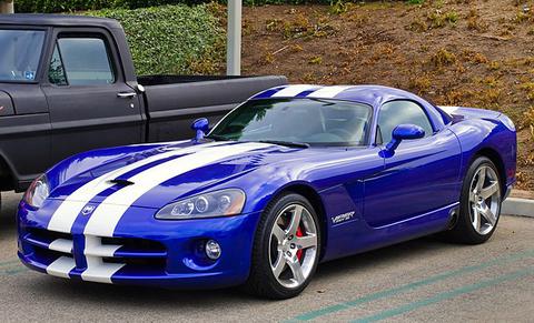 <a href="https://commons.wikimedia.org/w/index.php?curid=11942043" target="_blank">By Pat Durkin - 2006 Dodge Viper SRT-10 coupe - blue with white stripes - fvl, CC BY-SA 2.0</a>