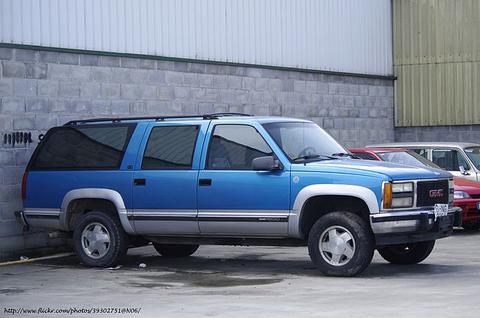 <a href="https://commons.wikimedia.org/w/index.php?curid=38114267" target="_blank">By Spanish Coches - 1992 GMC Suburban SLE 1500, CC BY 2.0</a>