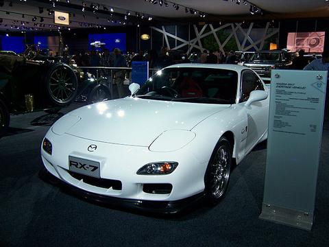 <a href="https://commons.wikimedia.org/w/index.php?curid=18072175" target="_blank">By Alan_D from Crawley, United Kingdom - Mazda RX-7, CC BY 2.0</a>