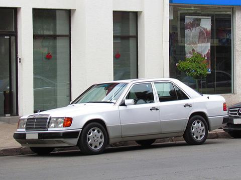 <a href="https://commons.wikimedia.org/w/index.php?curid=34585666" target="_blank">By order_242 from Chile - Mercedes Benz 300 E-24 1993, CC BY-SA 2.0</a>