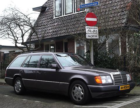 <a href="https://commons.wikimedia.org/w/index.php?curid=38638694" target="_blank">By Dennis Elzinga - Mercedes-Benz 300TE-24, CC BY 2.0</a>