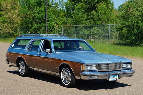 <a href="https://commons.wikimedia.org/w/index.php?curid=69266353" target="_blank">By Greg Gjerdingen from Willmar, USA - 1989 Oldsmobile Custom Cruiser, CC BY 2.0</a>